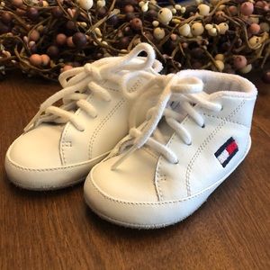 🍄TOMMY HILFIGER Baby Sneakers EUC Size 2!!!